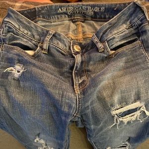 Women’s, American Eagle super stretch jagging‘s. Size 4. Distressed.🦅